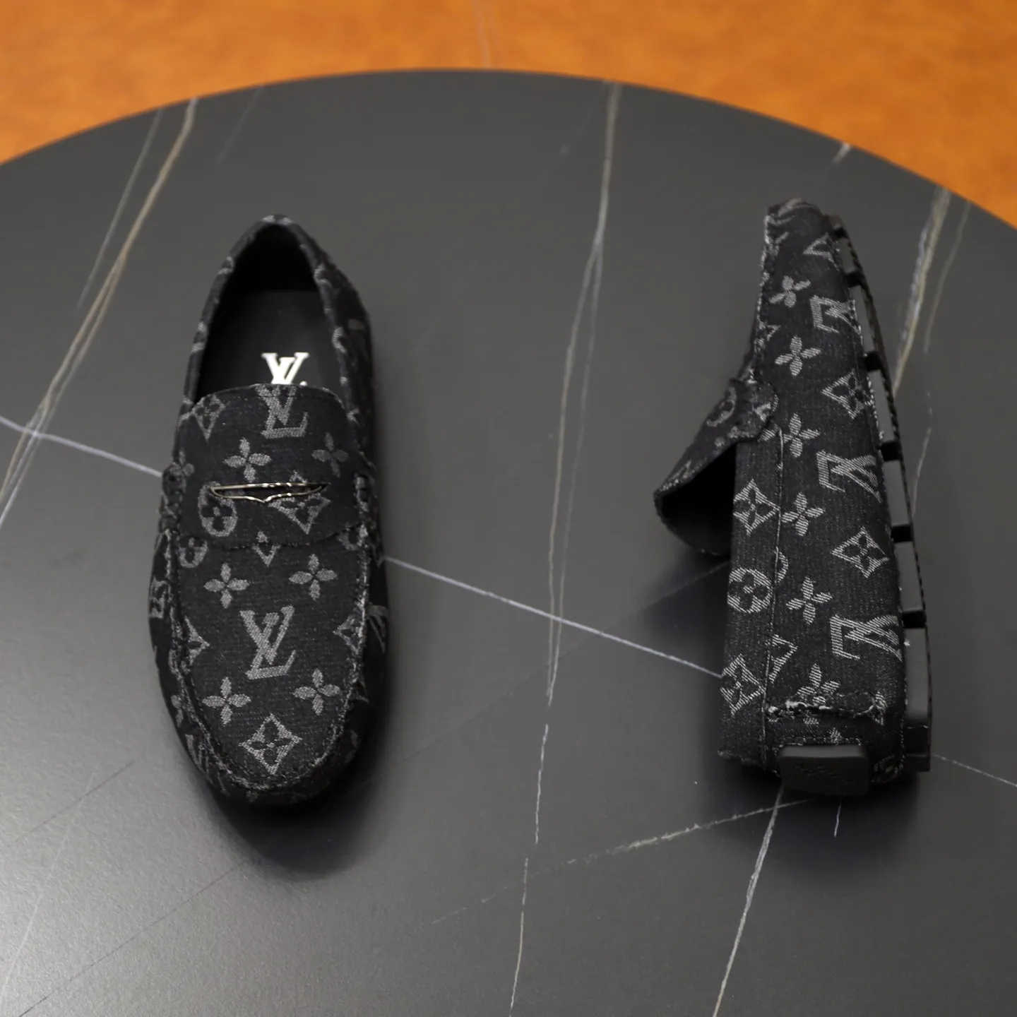 Ex-factory price: 480💰【LV】Louis Vuitton ⚠️High-end men’s driving and pedal series ⚠️38-44 (customized for 45) ⚠️All original cowhide leather! Thick and soft! Made entirely of calfskin lining! Rubber sheet anti-slip beanie sole! Three-dimensional package technology! Fashionable and classic! Handicrafts! Original high quality! Feel free to compare!